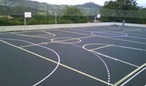 Pista de baloncesto en slurry negro
